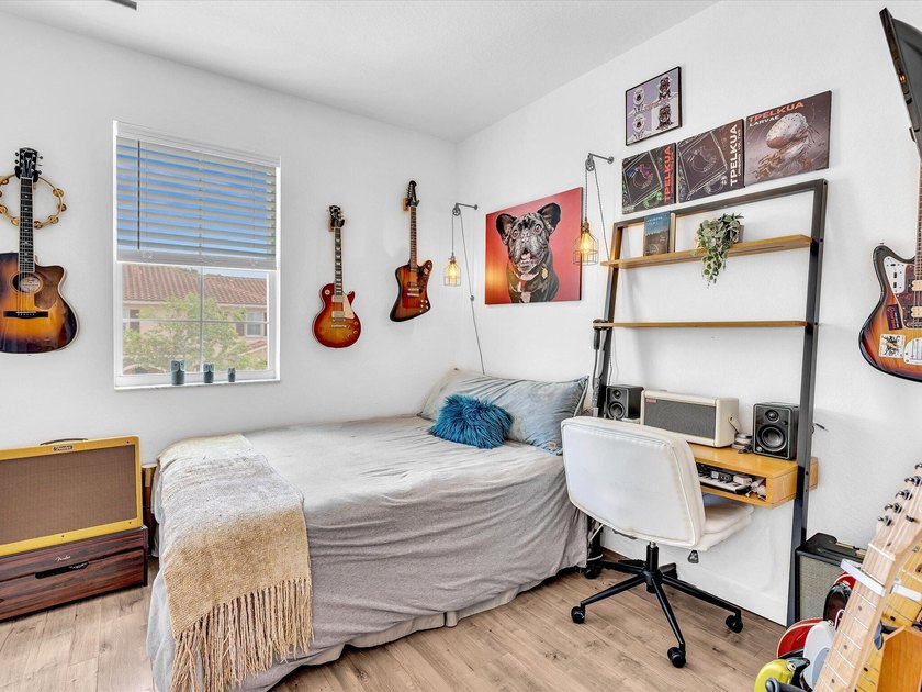 Welcome to this beautifully maintained 3-bedroom, 2.5-bathroom - photo 37