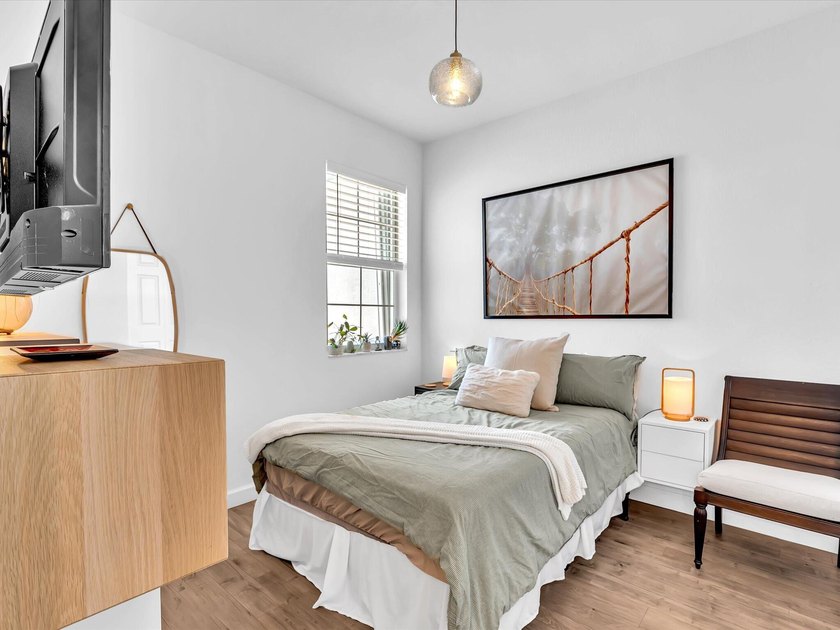 Welcome to this beautifully maintained 3-bedroom, 2.5-bathroom - photo 41