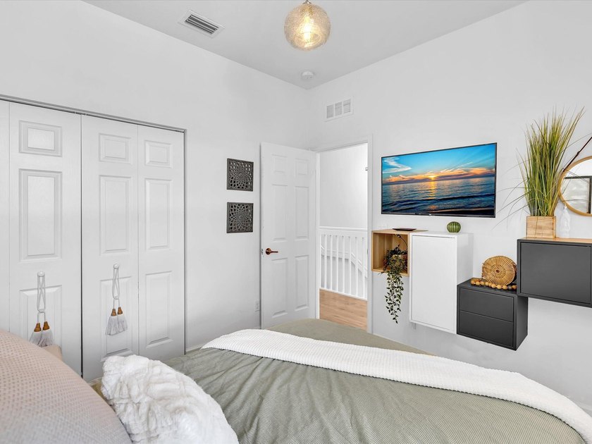 Welcome to this beautifully maintained 3-bedroom, 2.5-bathroom - photo 42
