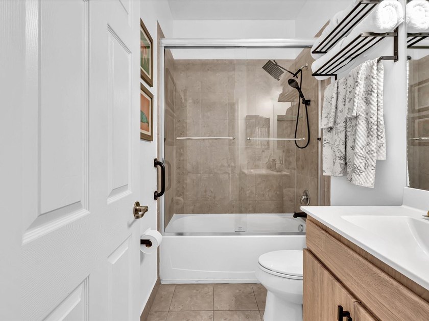 Welcome to this beautifully maintained 3-bedroom, 2.5-bathroom - photo 43