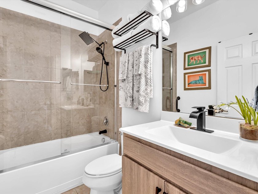 Welcome to this beautifully maintained 3-bedroom, 2.5-bathroom - photo 44