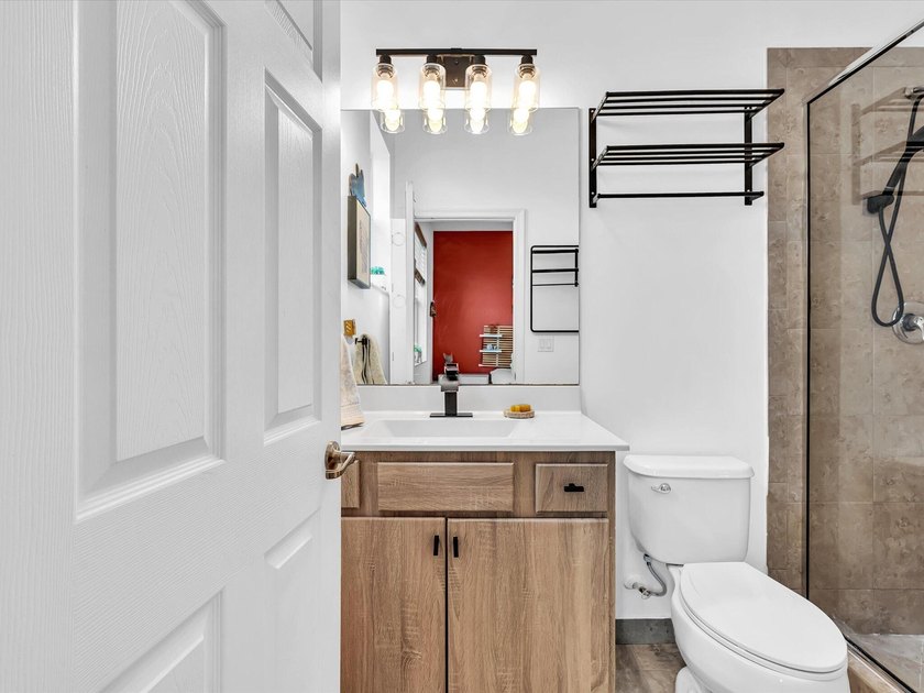 Welcome to this beautifully maintained 3-bedroom, 2.5-bathroom - photo 47