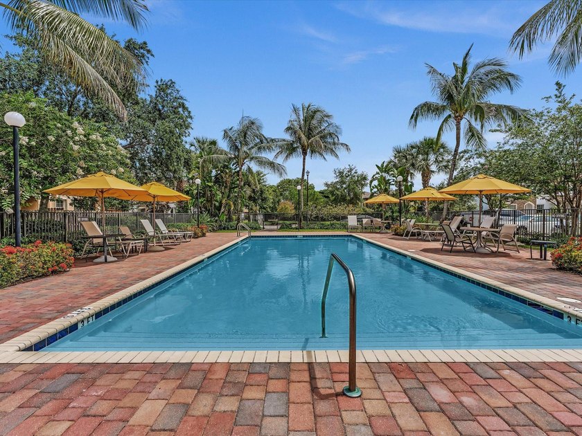 Welcome to this beautifully maintained 3-bedroom, 2.5-bathroom - photo 50