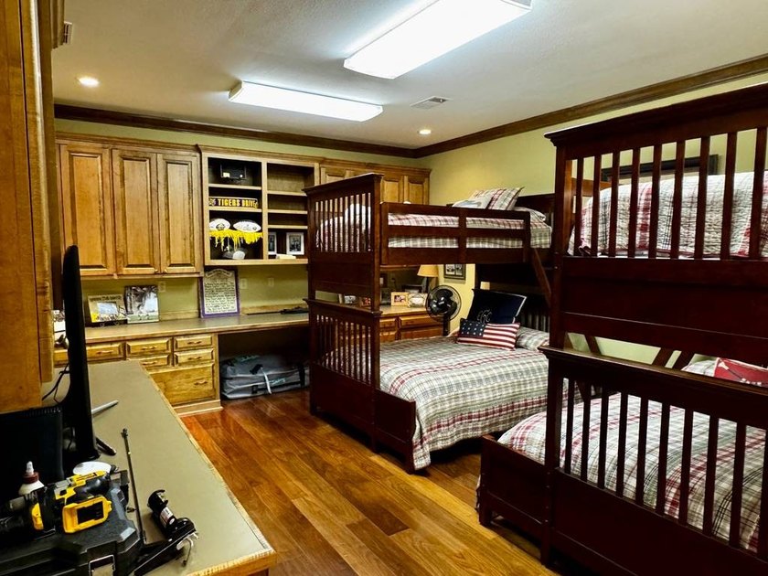 This 2006 custom built Lakehouse boast high ceilings 3 bedrooms - photo 7
