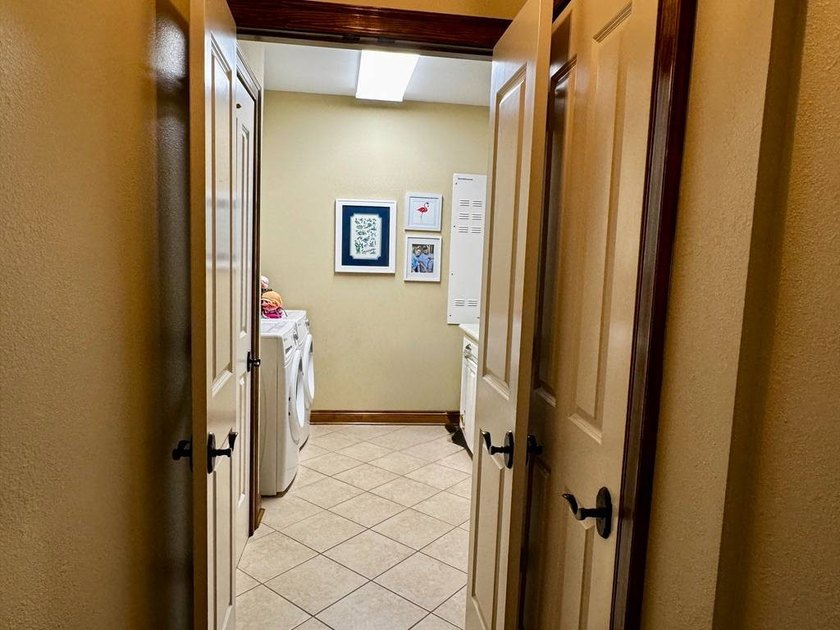 This 2006 custom built Lakehouse boast high ceilings 3 bedrooms - photo 10