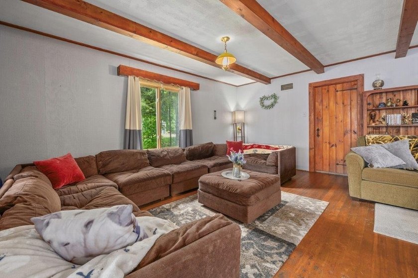 This charming cabin is located on the banks of Enterprise Lake - photo 11