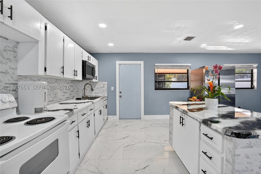 Welcome to Casa Palma, a charming 3 bedroom, 1 bath single - photo 11