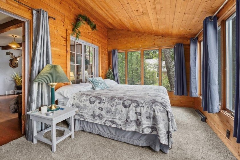 This charming cabin is located on the banks of Enterprise Lake - photo 16