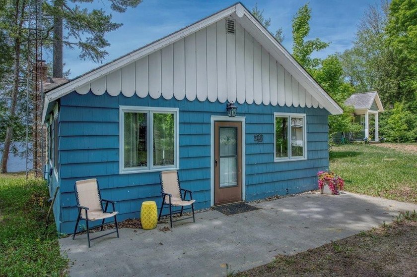 This charming cabin is located on the banks of Enterprise Lake - photo 19