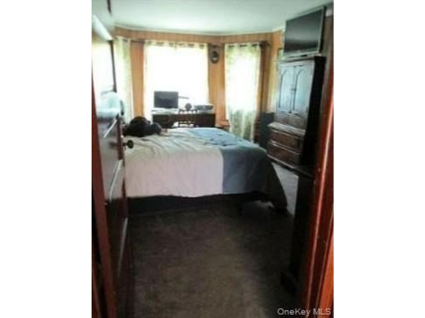 NEWLY RENOVATED --- 3-story / Traditional / 3,180 Sq Ft Colonial - photo 16