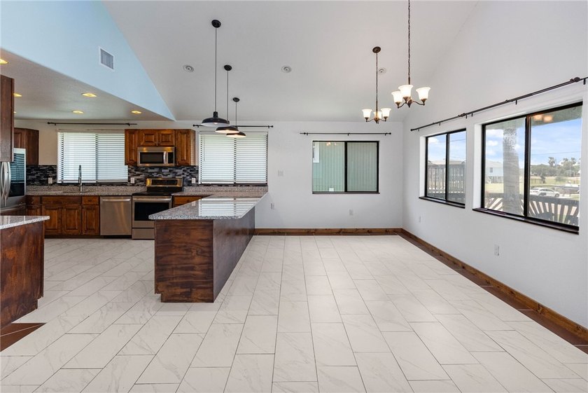 Welcome to your Rockport retreat. This stunning four bedroom - photo 5