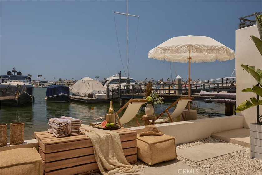On an island where the standard lot runs ninety feet deep, 809 - photo 33