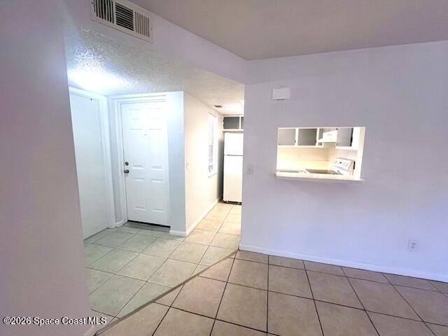 This well maintained condo located on the 2nd floor convenient - photo 4