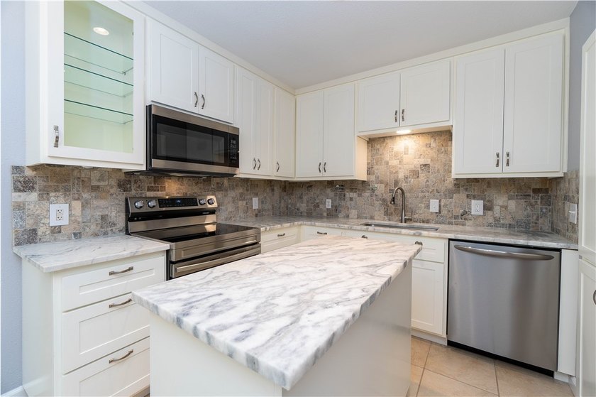 This beautifully renovated townhome is centrally located in - photo 5