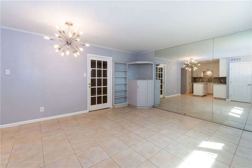 This beautifully renovated townhome is centrally located in - photo 6