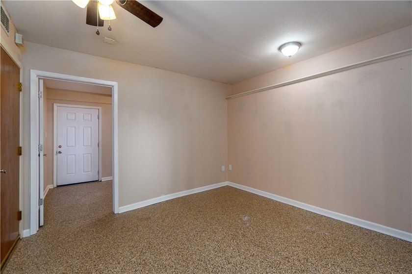 This beautifully renovated townhome is centrally located in - photo 8