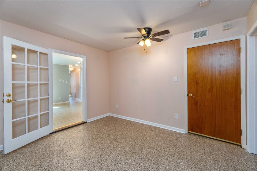 This beautifully renovated townhome is centrally located in - photo 9