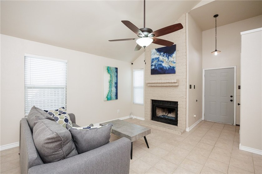 Charming and beautifully updated townhome where comfort meets - photo 4