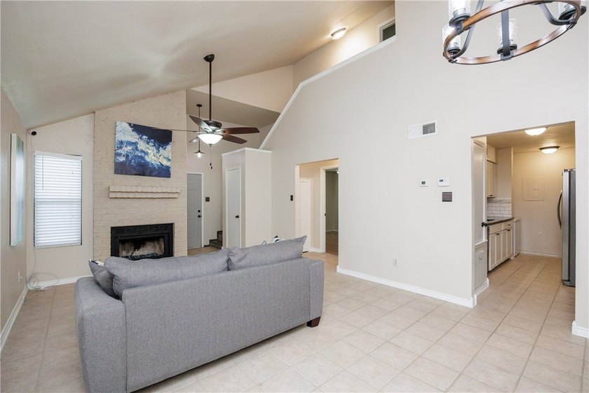 Charming and beautifully updated townhome where comfort meets - photo 7
