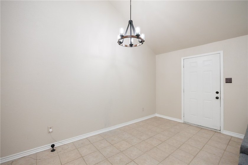 Charming and beautifully updated townhome where comfort meets - photo 10