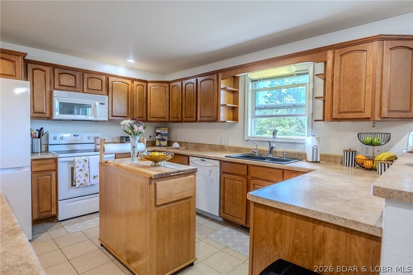 Welcome to this 4-bedroom, 3-bath lake-area-retreat with - photo 11