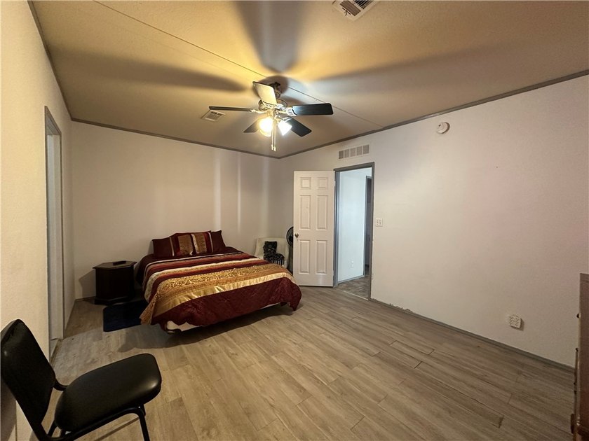 Welcome to this well-maintained 3-bedroom, 2-bath mobile home - photo 10
