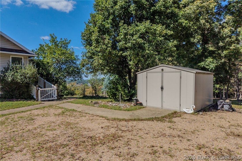 Welcome to this 4-bedroom, 3-bath lake-area-retreat with - photo 34