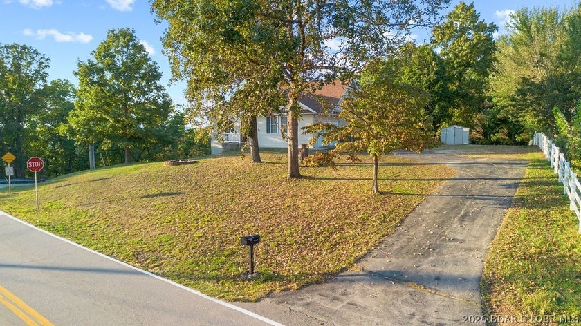 Welcome to this 4-bedroom, 3-bath lake-area-retreat with - photo 38
