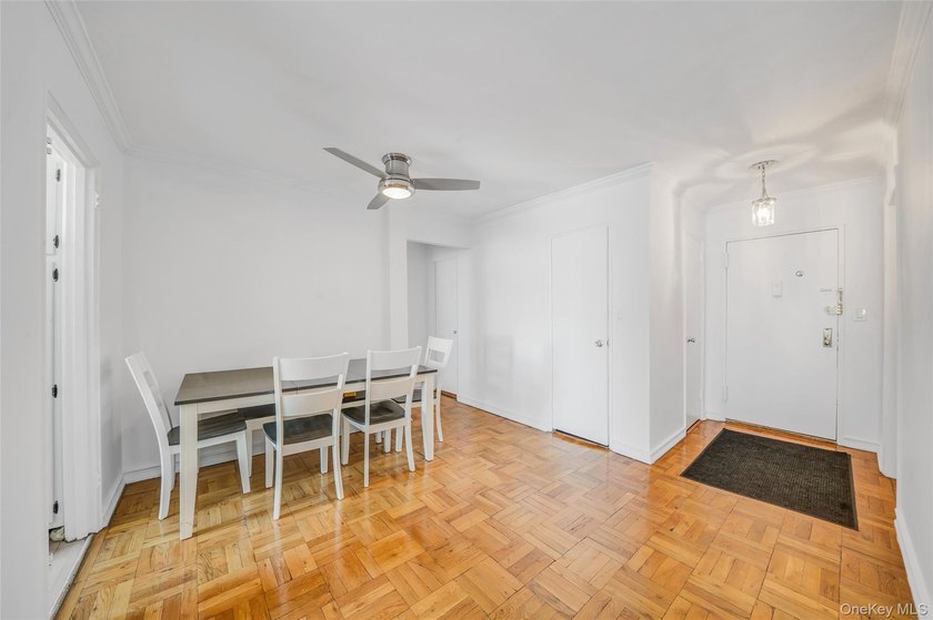 Welcome to this spacious and sun-filled Junior 4 co-op ideally - photo 2