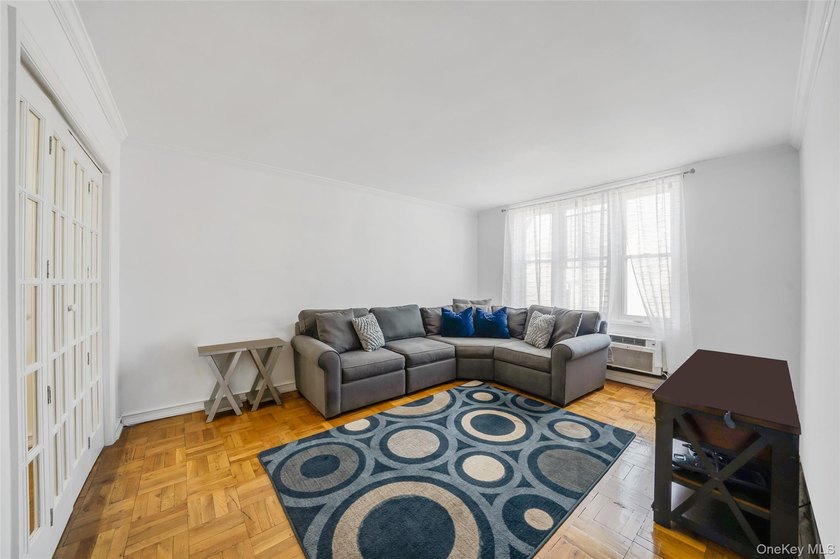 Welcome to this spacious and sun-filled Junior 4 co-op ideally - photo 3