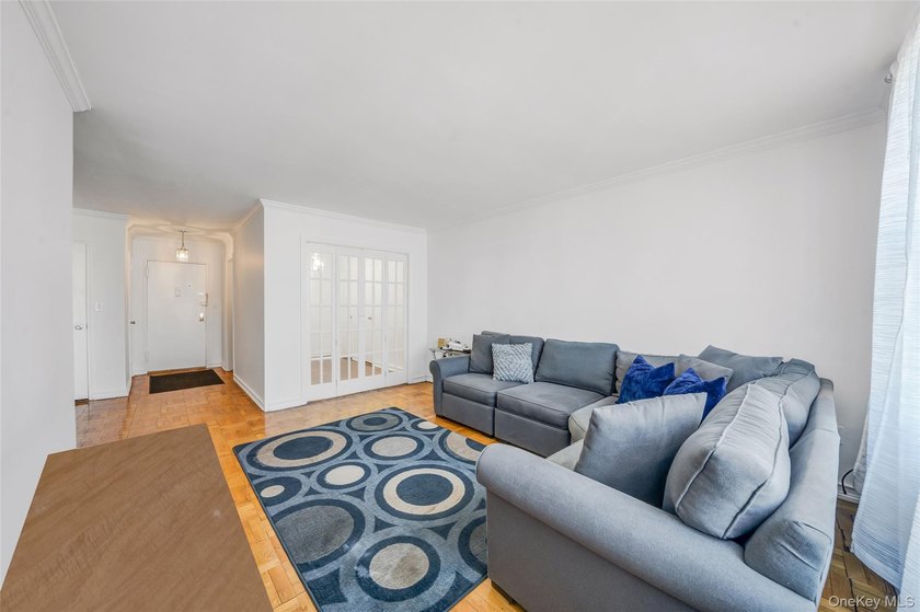 Welcome to this spacious and sun-filled Junior 4 co-op ideally - photo 4