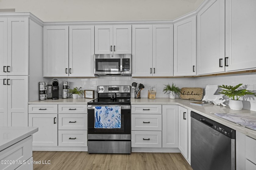 Welcome to this charming 1,400 sq ft, 3-bedroom, 2.5 bath raised - photo 11