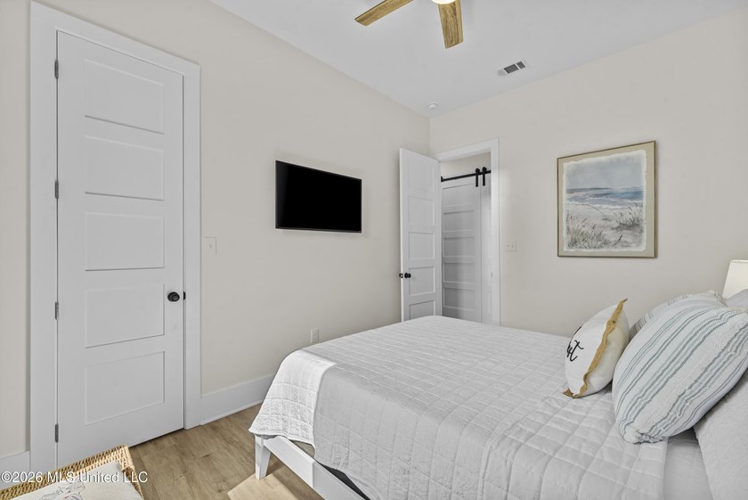 Welcome to this charming 1,400 sq ft, 3-bedroom, 2.5 bath raised - photo 17