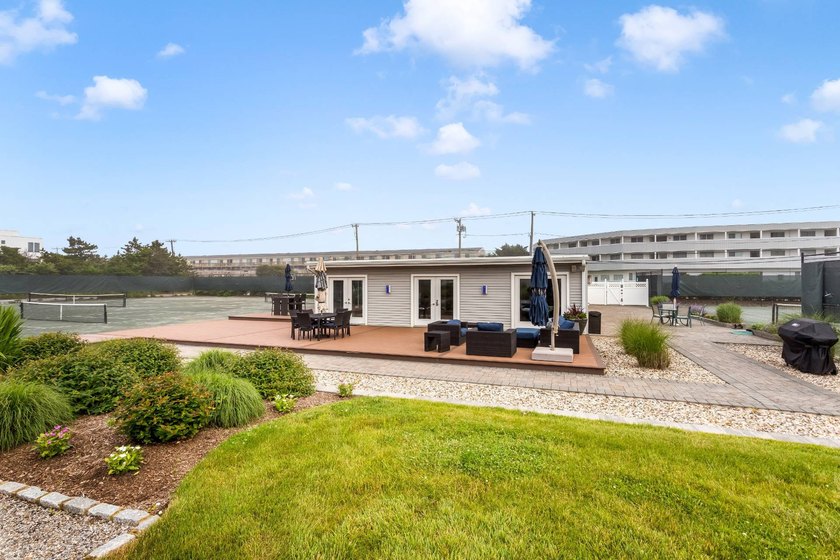 Nestled in the exclusive Hampton Court &amp; Marina community at 580 - photo 3