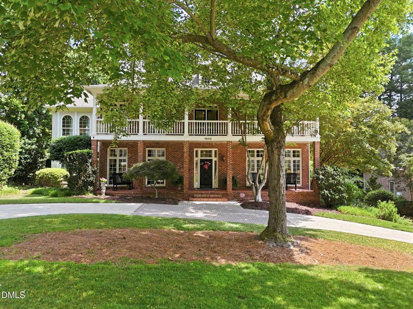 Quietly tucked away in North Ridge, this custom estate captures - photo 4