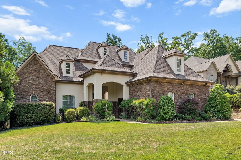 Welcome to this exceptional luxury estate in the prestigious The - photo 3