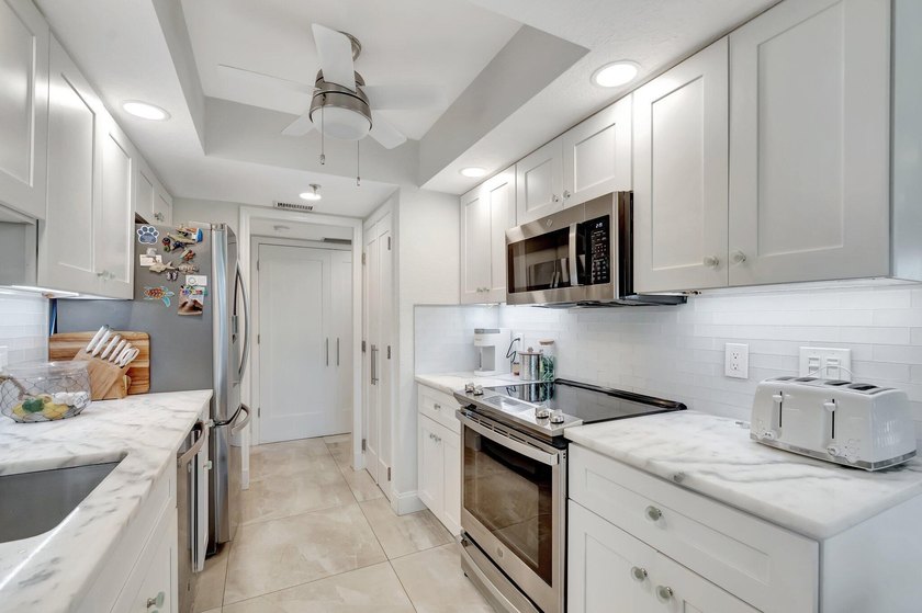Finest location in Palm Beach, ultra- private, golf course and - photo 16