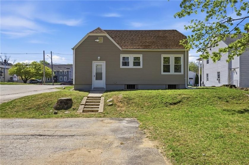 LOCATION! LOCATION! LOCATION!! THIS COMPLETELY UPDATED 3 BED 1.5 - photo 21