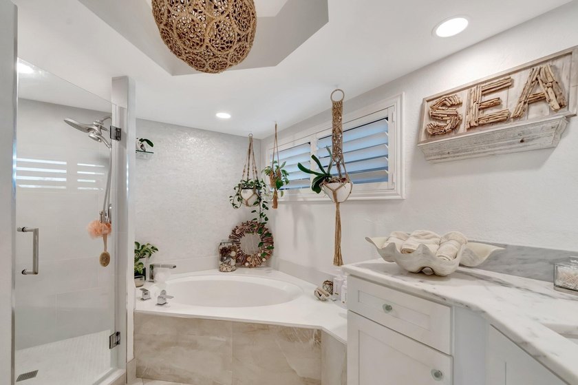 Finest location in Palm Beach, ultra- private, golf course and - photo 23