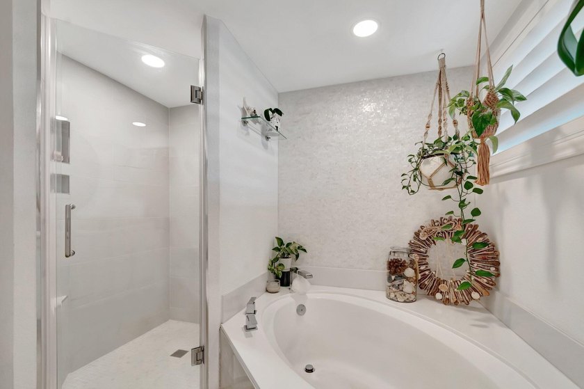 Finest location in Palm Beach, ultra- private, golf course and - photo 25