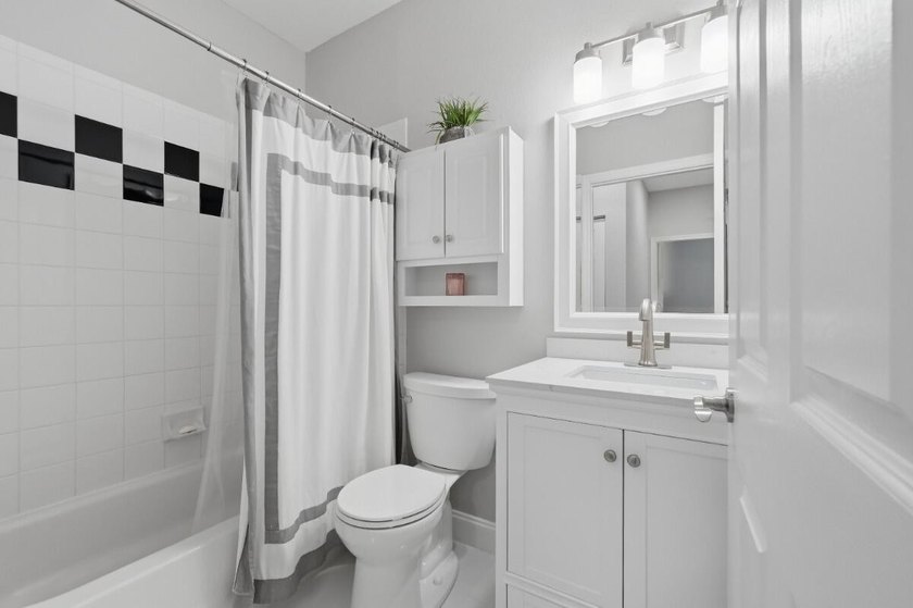Beautifully updated 3-bedroom, 2-bath corner villa with 1,495 sq - photo 26