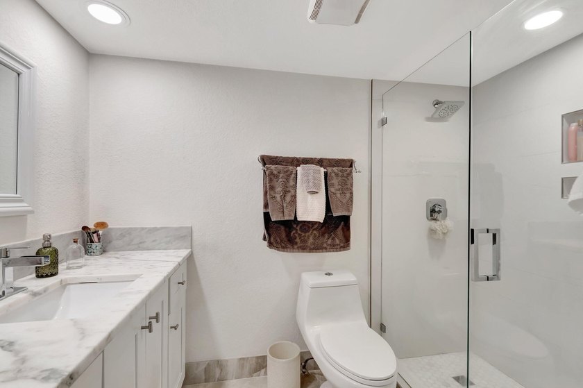 Finest location in Palm Beach, ultra- private, golf course and - photo 28
