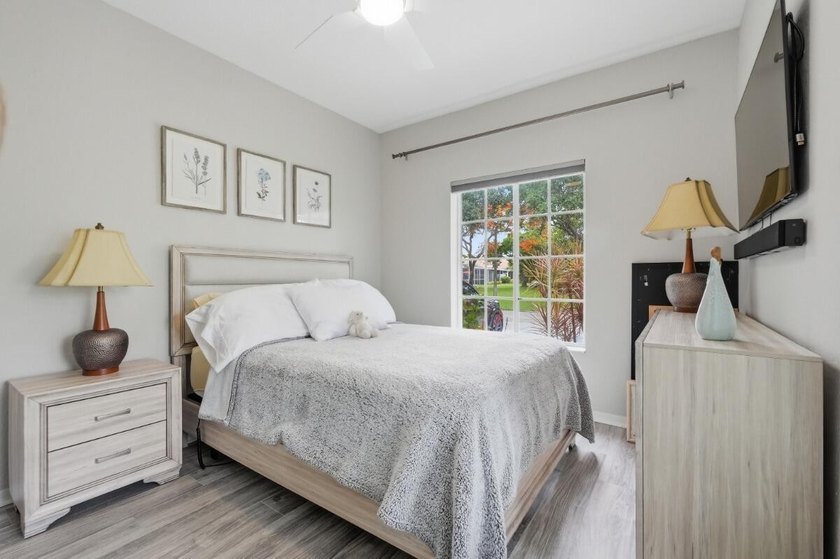 Beautifully updated 3-bedroom, 2-bath corner villa with 1,495 sq - photo 28