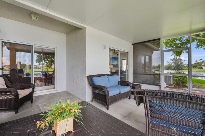 Beautifully updated 3-bedroom, 2-bath corner villa with 1,495 sq - photo 31