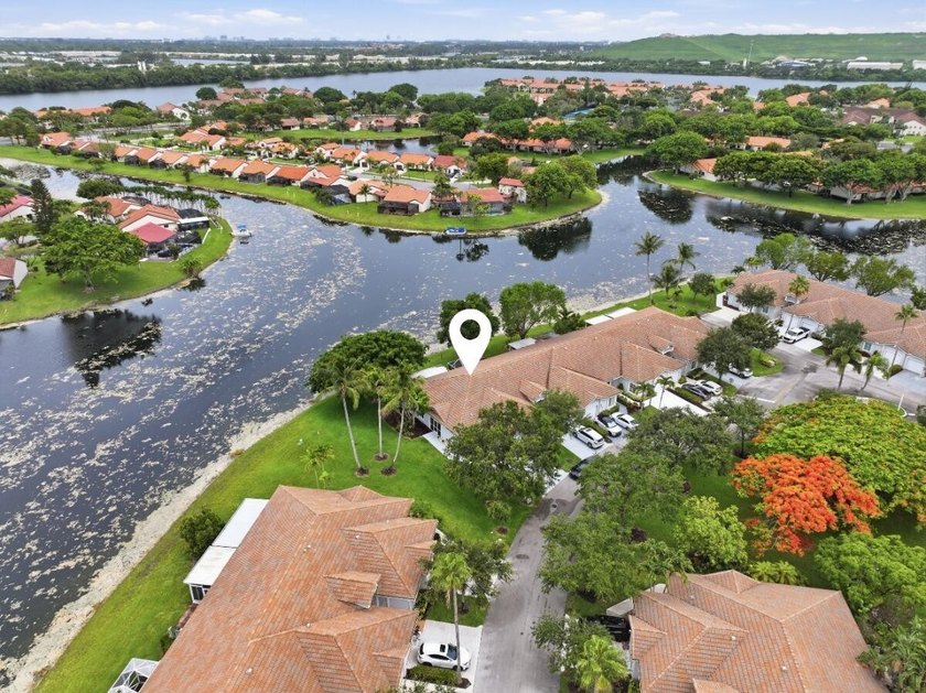 Beautifully updated 3-bedroom, 2-bath corner villa with 1,495 sq - photo 35