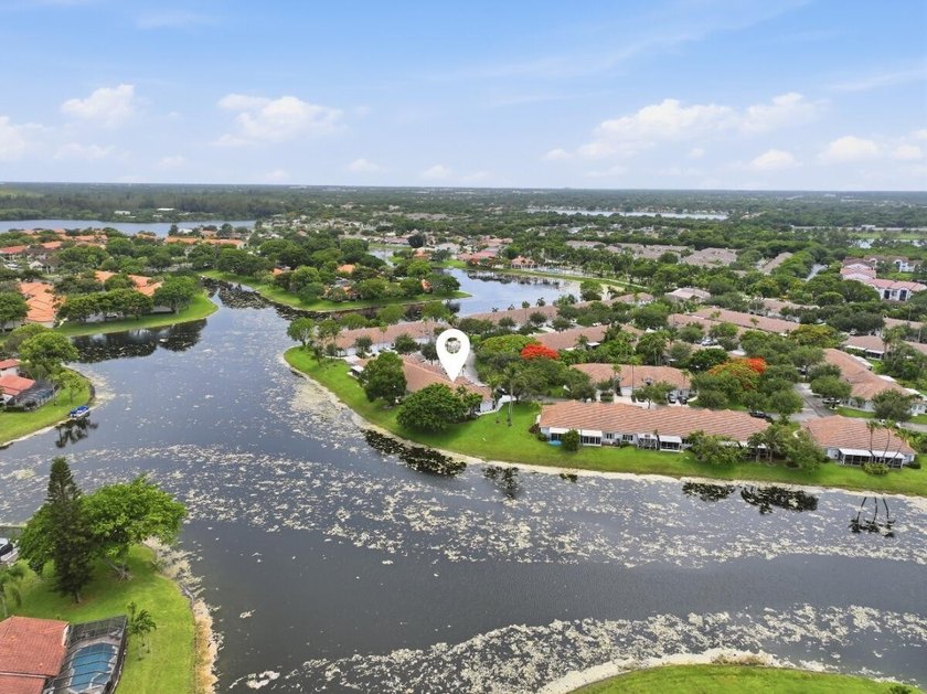 Beautifully updated 3-bedroom, 2-bath corner villa with 1,495 sq - photo 36