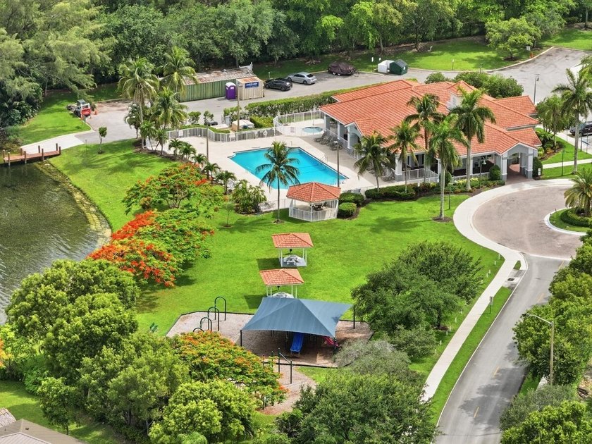 Beautifully updated 3-bedroom, 2-bath corner villa with 1,495 sq - photo 38