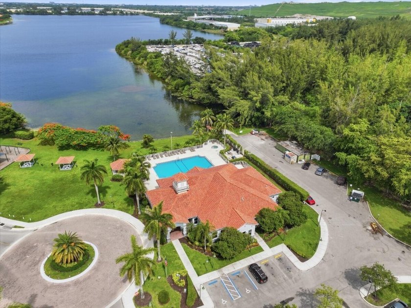 Beautifully updated 3-bedroom, 2-bath corner villa with 1,495 sq - photo 40