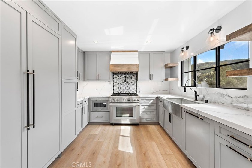 Exquisite Coastal Retreat | Fully Remodeled 3BR/3BA with - photo 5