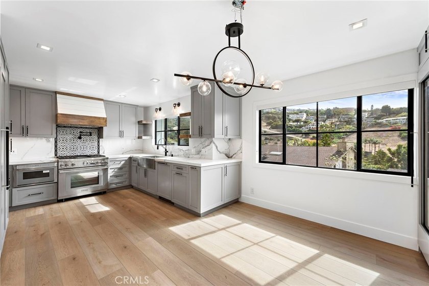 Exquisite Coastal Retreat | Fully Remodeled 3BR/3BA with - photo 7